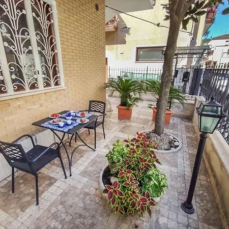 La Casa Di Alessia Con Corte Privata Lägenhet