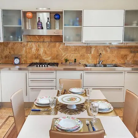 La Casa Di Alessia Con Corte Privata Apartman *